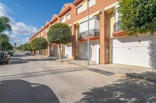 Maison jumelée à Constantí. Adosado en venta en constanti, 4 dormitorios.
