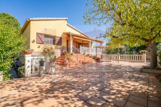 Chalet  L`olivera. Chalet en venta en masies catalanes, 4 dormitorios.