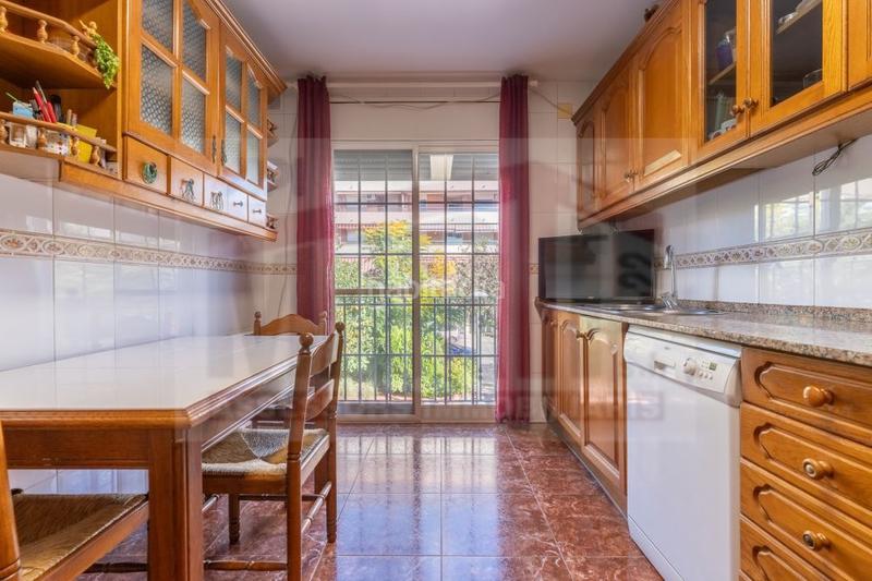 Foto 00f9fa55-e23c-4712-ac3b-bfc6e7577f8c. Casa adosada adosado en venta en avda. pere ceremoniós, 5 dormitorios. en Reus