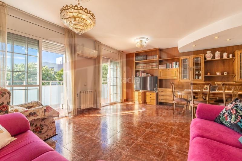 Foto 544a35aa-75be-4499-b53b-ed4c0560a6e9. Casa adosada adosado en venta en avda. pere ceremoniós, 5 dormitorios. en Reus