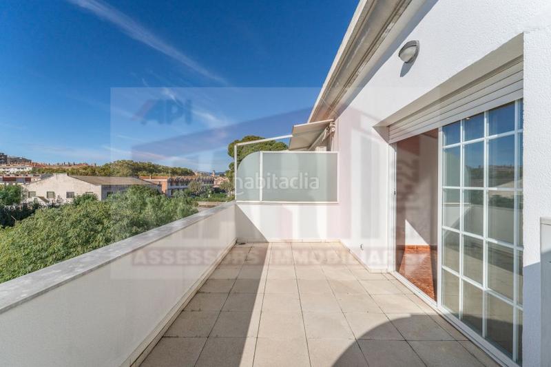 Foto 7875d4e1-b242-4f76-b8a9-e305559eb893. Casa adosada adosado en venta en avda. pere ceremoniós, 5 dormitorios. en Reus