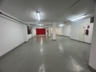 Miete Geschäftsraum in Centre. Local en alquiler en avda. pere ceremoniós, 1 dormitorio.
