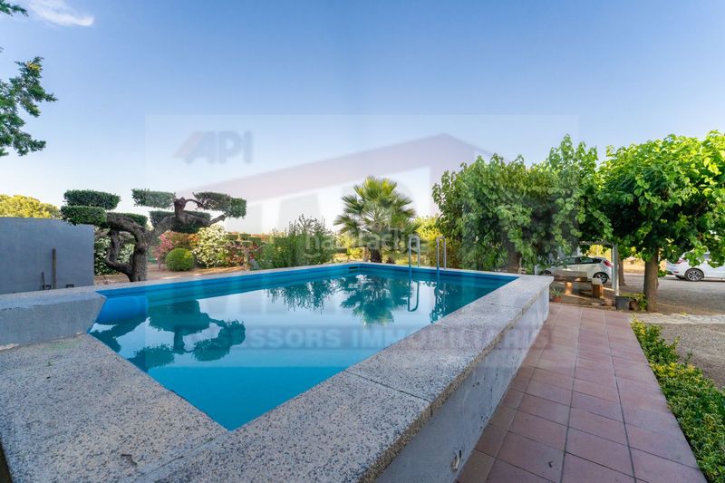 Foto a75a0579-7419-4035-828a-a4adff98efde. Masia amb piscina a Botarell