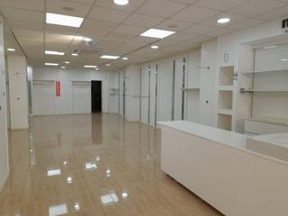 Lloguer Local Comercial  C/ 9 d´octubre. Local comercial en alquiler