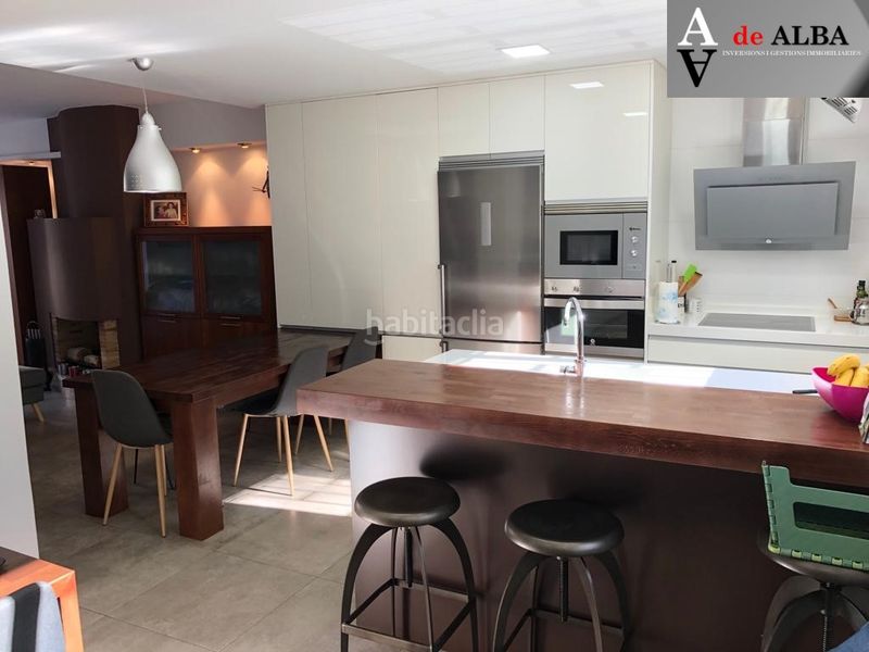 Foto ac03806c-a6c5-4d21-8c04-a52ca926b3fe. Casa adossada amb xemeneia calefacció aparcament piscina a Sant Andreu de la Barca