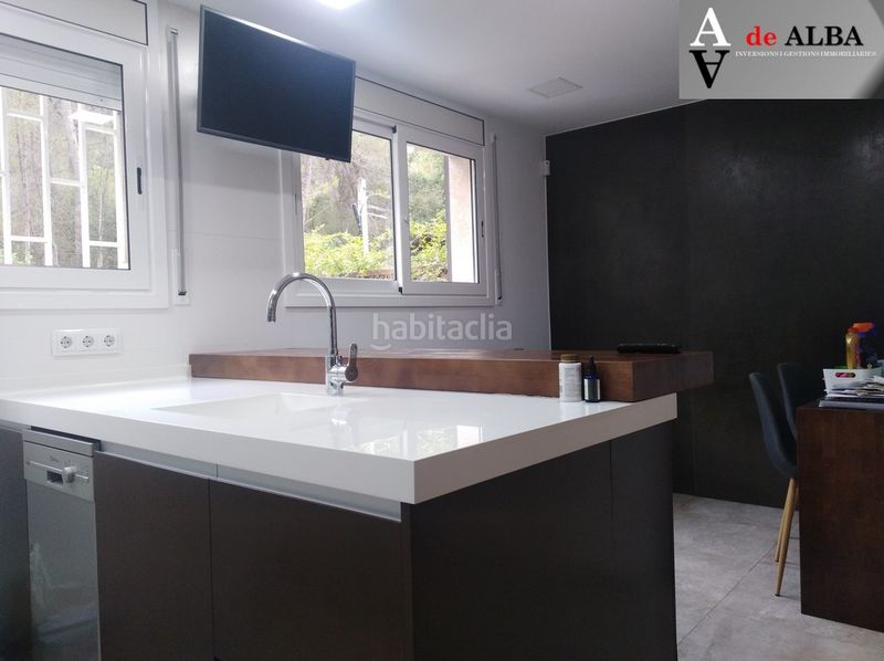 Foto d935a46d-a2ed-4109-bc5c-154477fe494c. Casa adossada amb xemeneia calefacció aparcament piscina a Sant Andreu de la Barca