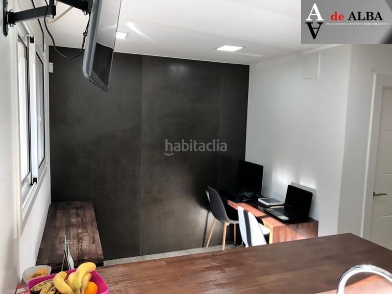 Foto e2ee55bf-ff57-49b1-bd2d-b40dc91aa1e9. Casa adossada amb xemeneia calefacció aparcament piscina a Sant Andreu de la Barca