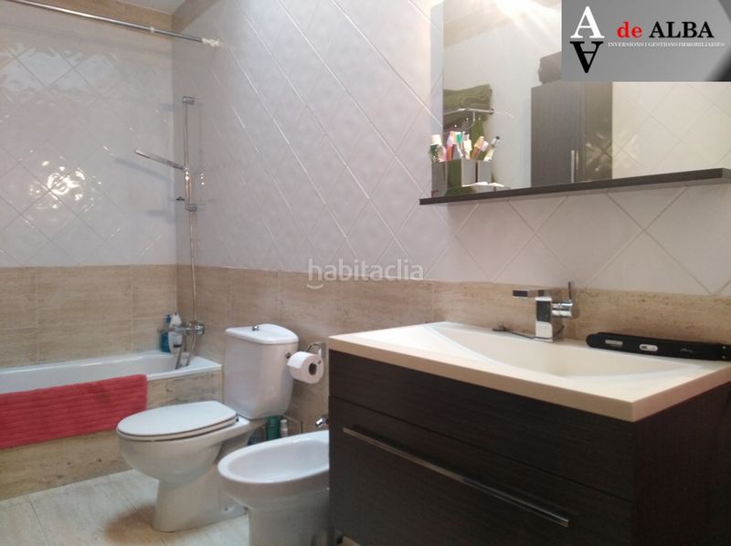 Foto ee6518b3-a27b-4476-98cc-678a7d483b66. Casa adossada amb xemeneia calefacció aparcament piscina a Sant Andreu de la Barca