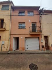 Casa adossada a Arboç (L´). Casa centrica con todos los servicios.