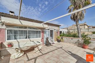 Chalet in La Franquesa-Oasis Park. Chalet con 2 viviendas