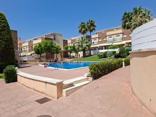 Casa adossada a Calafell Residencial. Casa adosada con piscina comunitaria