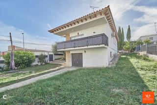 Chalet in Calafell Residencial. Chalet individual con gran jardin