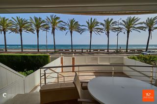 Apartament a L´Estany. Espectacular planta  baja con terraza frente al mar con piscina