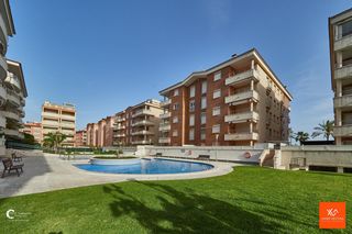 Apartament a L´Estany. Espectacular planta  baja con terraza frente al mar con piscina