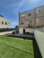 Casa adossada a Calafell Poble. Magnifica casa esquinera con jardin