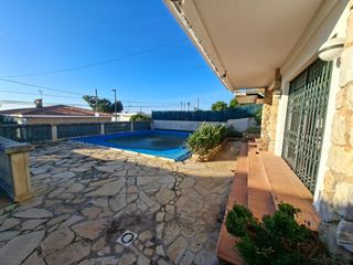 Chalet  Carrer girona 21. Casa independiente con piscina y vistas al mar mediterráneo