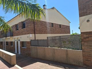 Casa a schiera in Bonavista. Casa adosada esquinera con gran terraza y piscina