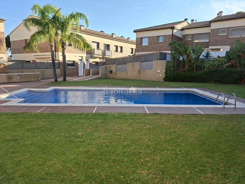 Foto c0e5c625-5f08-45e5-b3a6-ce31dab5e161. Casa adossada amb calefacció aparcament piscina a Vendrell (El)