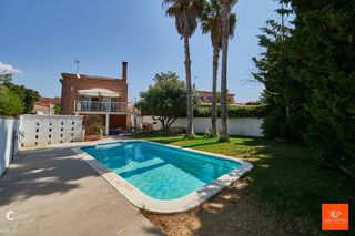 Chalet à Roda de Barà. Chalet individual con piscina