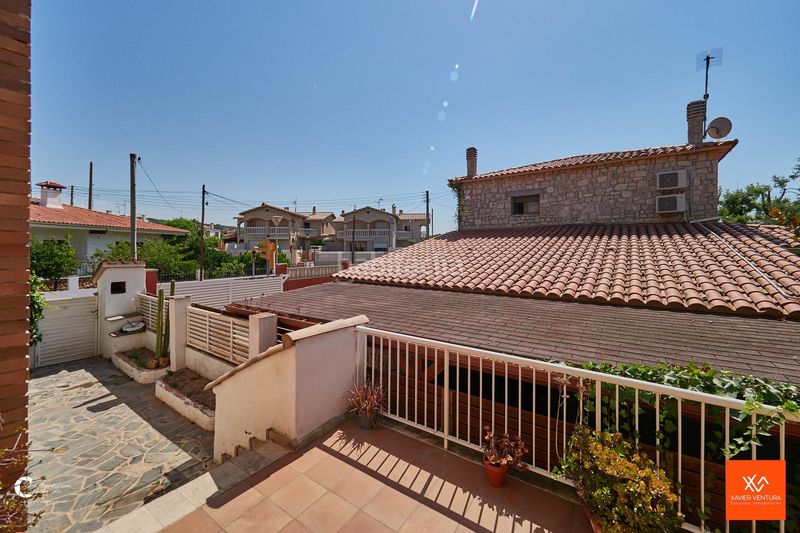 Foto 8d7a76cd-6450-44a7-ab62-31bd4d791658. Chalet  individual con piscina en Roda de Barà