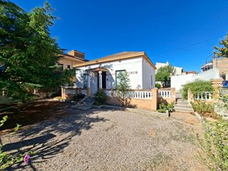 Chalet in Sant Jaume dels Domenys. Planta baja a reformar con gran terreno y jardin