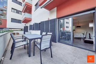 Rez-de-chaussée à Avenida mare de deu de montserrat 33. Apartamento de 4 dormitorios con piscina