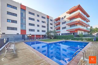Planta baixa a Avenida mare de deu de montserrat 33. Apartamento de 4 dormitorios con piscina