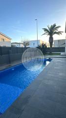 Maison jumelée  Carrer dels pirineus. Vilablareix  casa adosada esquinera con jardín y piscina, junto