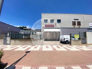 Capannone industriale  Avinguda carrilet. Nave industrial en venta en castellplatja daro