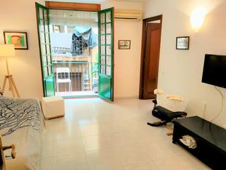 Miete Etagenwohnung  Carrer d'ataülf. Piso de 2 hab-balcon-amueblado-contrato de temporada 11 meses