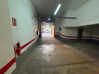 Parking coche  Valencia - cl poeta artola. Plaza de aparcamiento en venta con dos trasteros en venta