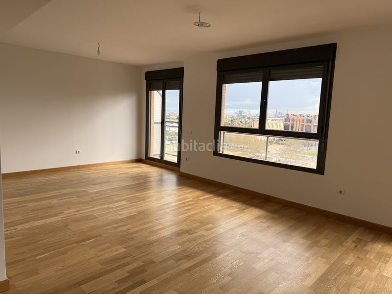 Foto cf5c9e18-6915-4436-83f5-8f11a8b5e73c. Piso luz, espacio y vistas despejadas en el corazón de quatre carreres en Torrent