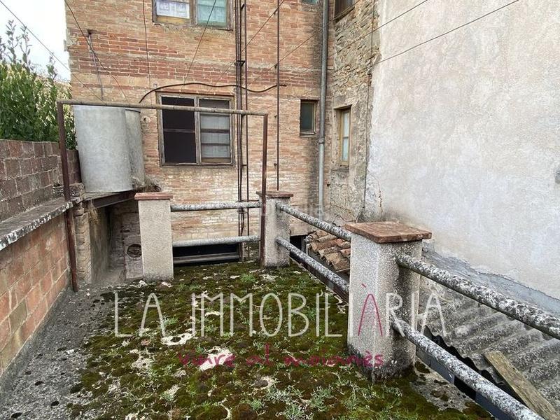 Foto 1578dd78-d3c1-4e84-9baf-a51392fed997. Casa en carrer del quadró 26 edificio muy céntrico para reformar en Castellterçol