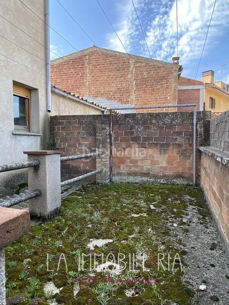 Foto bcde834b-9776-4460-8173-e66a5afe3933. Casa en carrer del quadró 26 edificio muy céntrico para reformar en Castellterçol