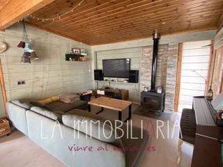 Casa a Carrer de la bassa blanca 8. Casa planta baixa de fusta amb jardí