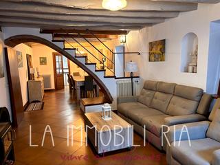 Casa adossada a Carrer sant llogari 15. Casa de pueblo con encanto en el centro