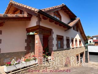 Casa en Carrer joan mir 5. Casa aislada con jardn y piscina