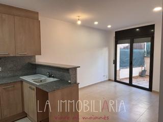 Piso en Carrer d'agns armengol 7. Piso acogedor planta baja con patio y plaza de parking