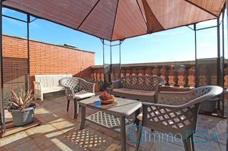 Casa adosada en Centre-Eixample-Can Llobet-Can Serra. Con garaje y terraza
