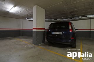 Parking coche en Centre-Eixample-Can Llobet-Can Serra. Plaza doble