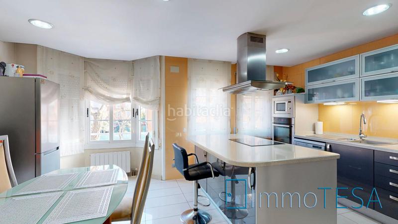 Foto 07489a2f-f289-4c98-960e-926b444f52dd. Casa adossada amb calefacció aparcament piscina a Barberà del Vallès