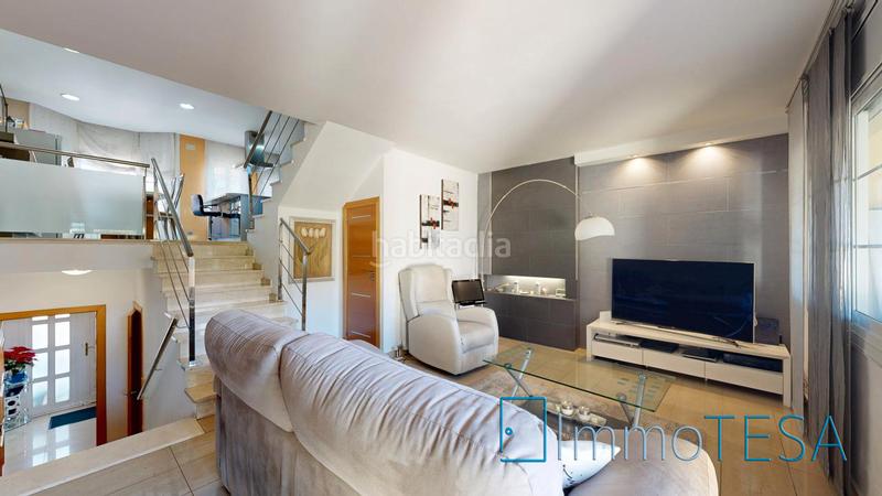 Foto 58c8a344-03ae-4f71-82ca-21369b4f9e23. Casa adossada amb calefacció aparcament piscina a Barberà del Vallès