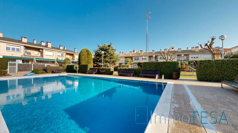 Foto a0a759b6-dfea-4c93-bca9-e24cd73bf945. Casa adossada amb calefacció aparcament piscina a Barberà del Vallès