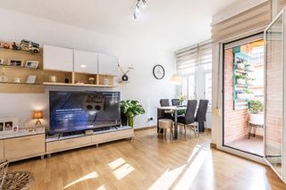 Pis a Eixample. Ascensor y balcón