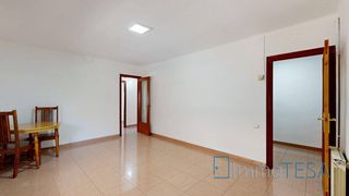 Pis a Centre-Eixample-Can Llobet. Esquinero con patio