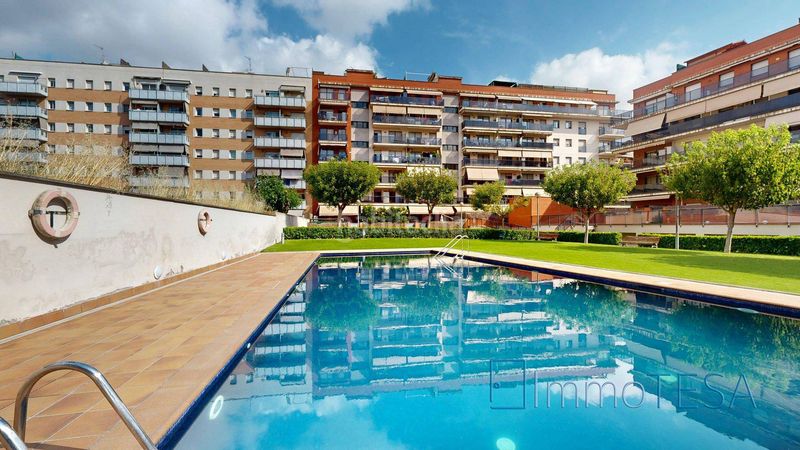 Foto 1b65e55d-5476-4262-82f1-018538627e81. Àtic amb calefacció aparcament piscina a Parc Central Barberà del Vallès
