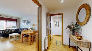 Etagenwohnung in Barri Antic. Piso, parking, trastero y zona comunitaria con piscina en el par