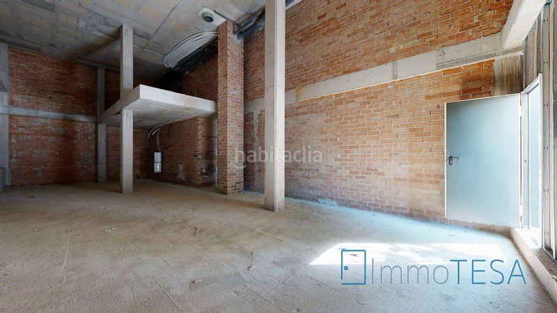 Foto a0d302b1-45bc-4f7e-b012-1d5929913d6b. Alquiler local comercial esquinero con salida de humos en Barberà del Vallès
