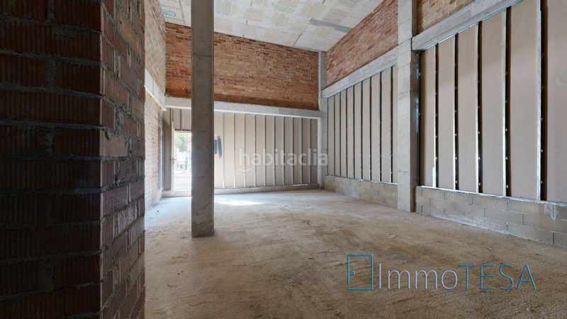 Foto b56079ba-8174-4d51-ad05-99a28e1313b8. Alquiler local comercial esquinero con salida de humos en Barberà del Vallès