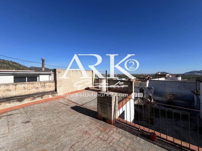 Foto fe18897e-655f-4fd2-8257-478a69731071. Maison dans Ador